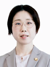 
                            東　史織